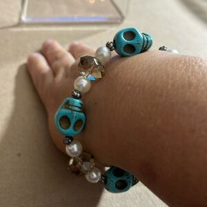 Turquoise‎ colored stretch skull bracelet